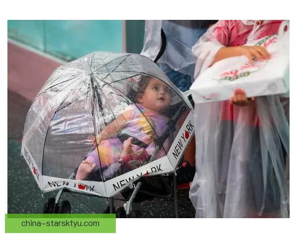暴雨倾泻诺坎普记者伞下坚守中